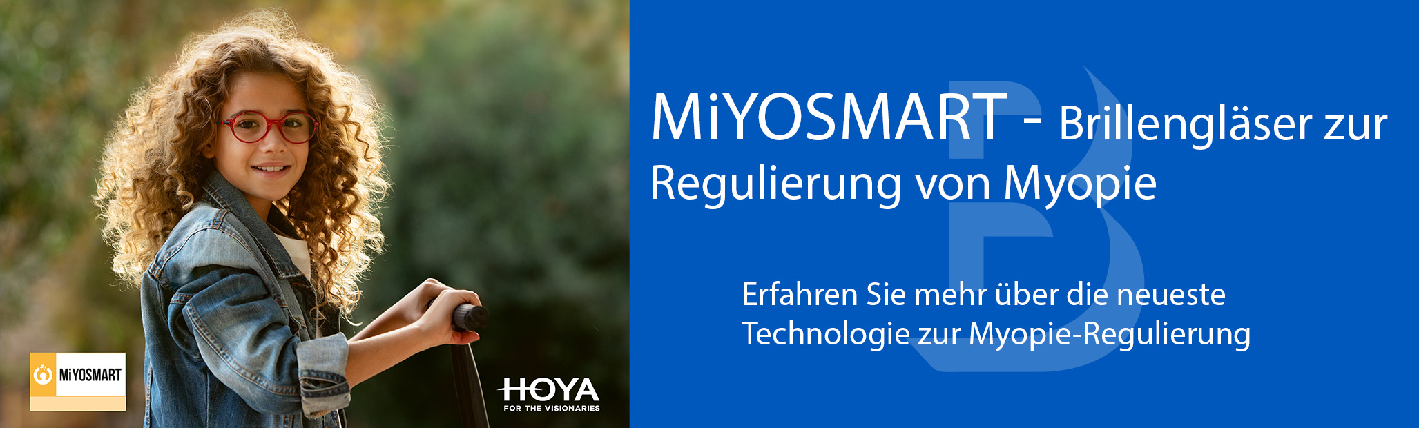 Ein Mädchen mit lockigem Haar und roter Brille lächelt in die Kamera. Rechts im Bild steht der Text: „MiyoSmart – Brillengläser zur Regulierung von Myopie. Erfahren Sie mehr über die neueste Technologie zur Myopie-Regulierung“. Logos von MiyoSmart und Hoya befinden sich ebenfalls im Bild.